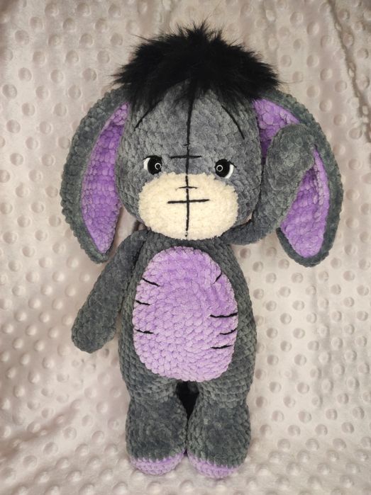 Maskotka osiołek na szydełku.