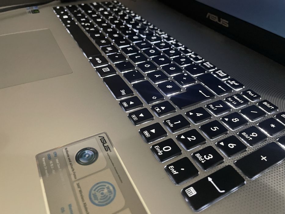 Большой игровой ноутбук Asus/FHD/Core i7/SSD+HDD/Nvidia Geforce 4ГБ