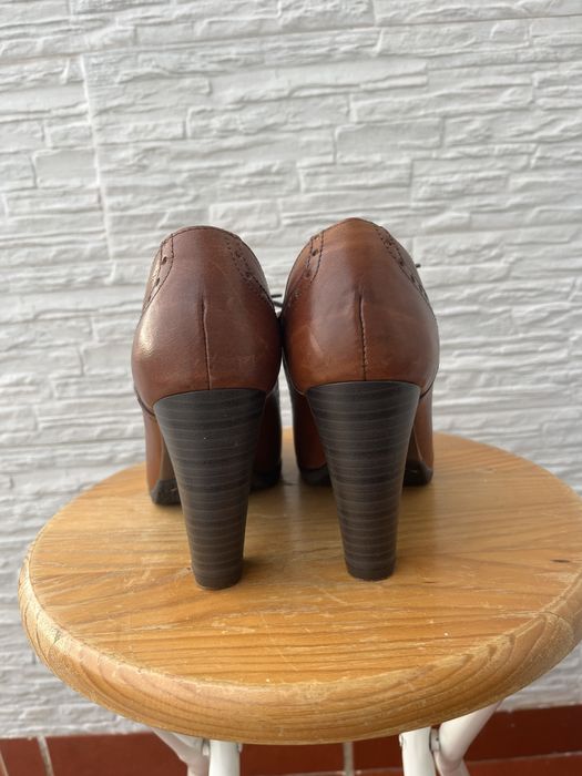 Sapatos de salto em pele