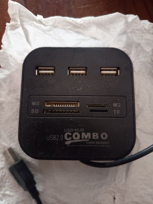 Combinação USB e leitor de cartão 2.0. Três portas USB, SD, MS, M2