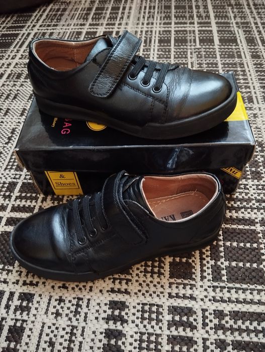 Шкіряні туфлі , кросівки