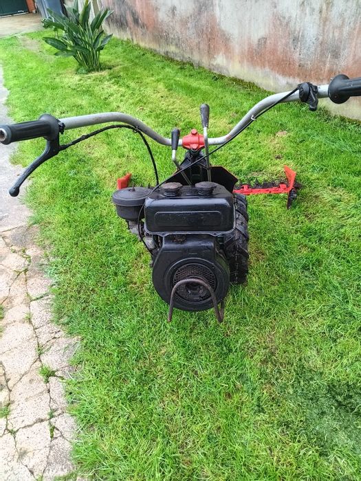 Gadanheira de pente.   Ceifeira  com motor.   Cotieeme
