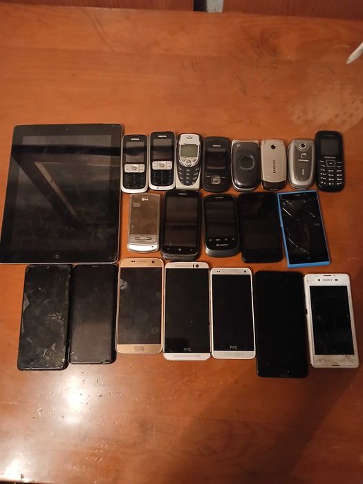 Varios telemoveis e ipad