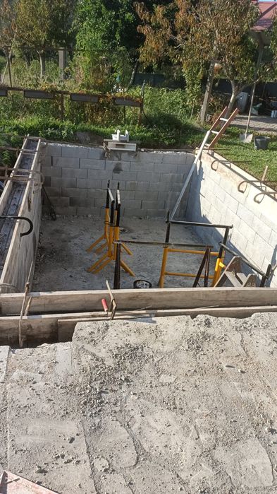 Fazemos construção de piscinas e limpeza