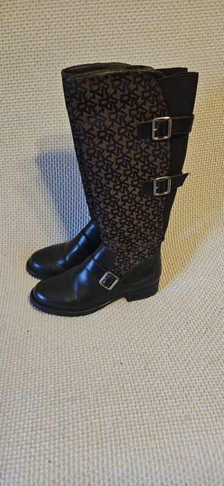 Botas cano alto DKNY de cor castanho