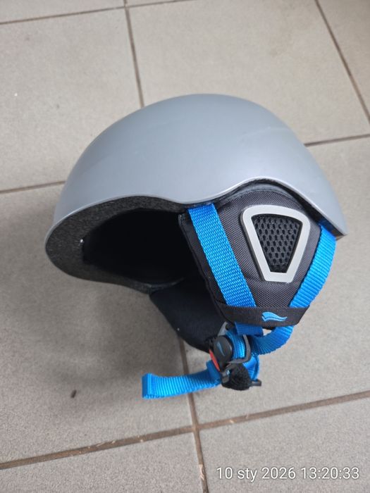 Buty i kijki narciarskie.