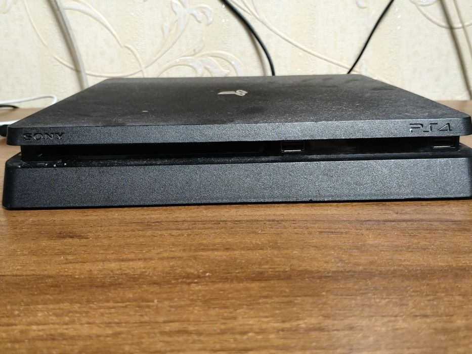 PlayStation 4 Slim 1TB, идеальное состояние(не вскрывался))