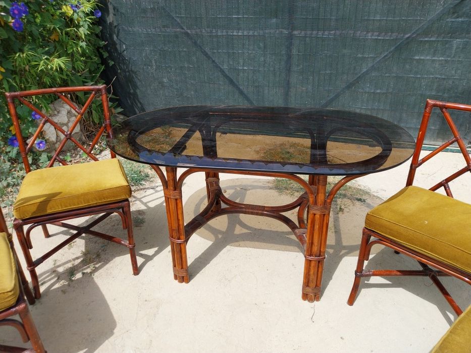Mesa oval antiga em bambu, com cadeiras.