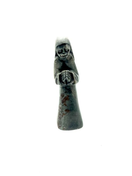 Escultura em pedra de freira