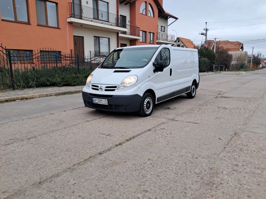 Продам автомобиль в действительно идеальном состоянии.
Я — первый владелец на Украине. Автомобиль был пригнан из Германии.
Кузов и экстерьер
 * Автомобиль не битый и не крашеный.
 * По кузову вопросов нет вообще: отсутствуют царапины, вмятины.
 * Кузов оцинкованный, база длинная.
Техническое состояние
 * Техническая часть находится в идеальном состоянии.
 * Заводится с полоборота, не дымит и не коптит.
 * Мотор сухой, без подтёков.
 * Цепь ГРМ заменена.
 * Ходовая часть полностью обслужена (месяц назад вложено 28 000 грн).
 * Любая ваша проверка на СТО.
 * Установлены новая зимняя резина и новый аккумулятор.
 * По машине вопросов нет вообще, состояние идеальное.
Салон и комплектация
 * Салон в очень достойном состоянии, чистый, без царапин.
 * Установлены дорогие чехлы.
 * Хороший магнитофон.
 * В наличии два ключа.
Тот, кто купит этот автомобиль, не пожалеет!
Готов к любому виду оформления.