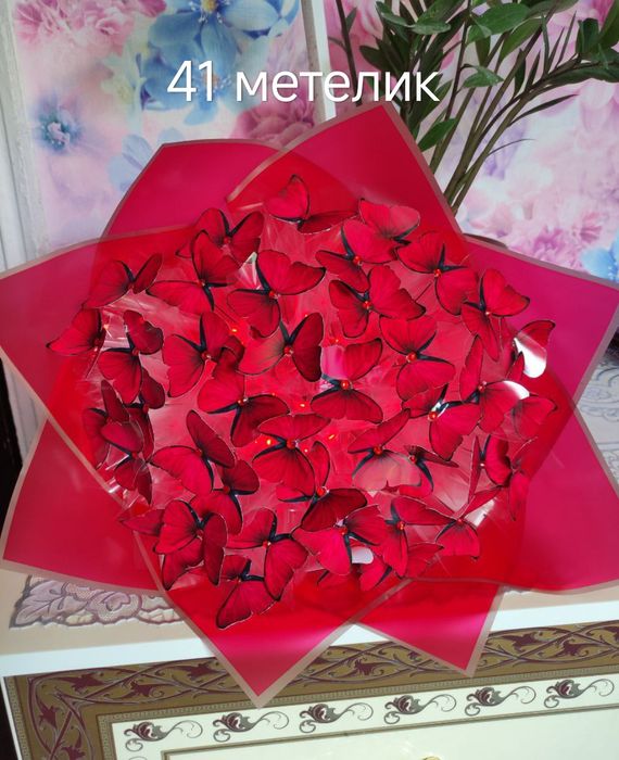 Подарунок. Букет з пір'ячком і сердцями. Букет з метеликами.