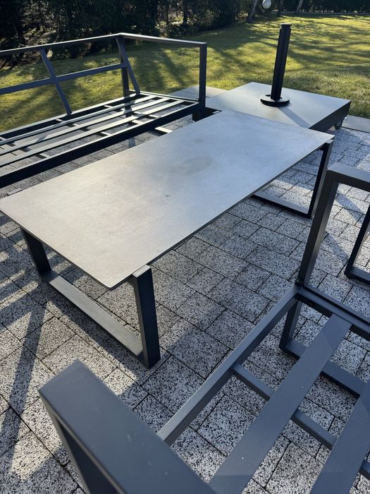 Stolik ogrodowy antracytowy z kamiennym blatem