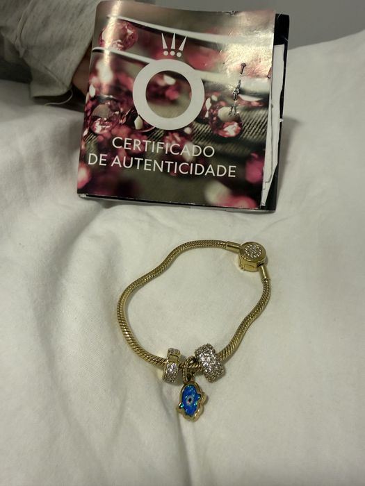 Pulseira pandora dourada com 3 pendentes para cenda