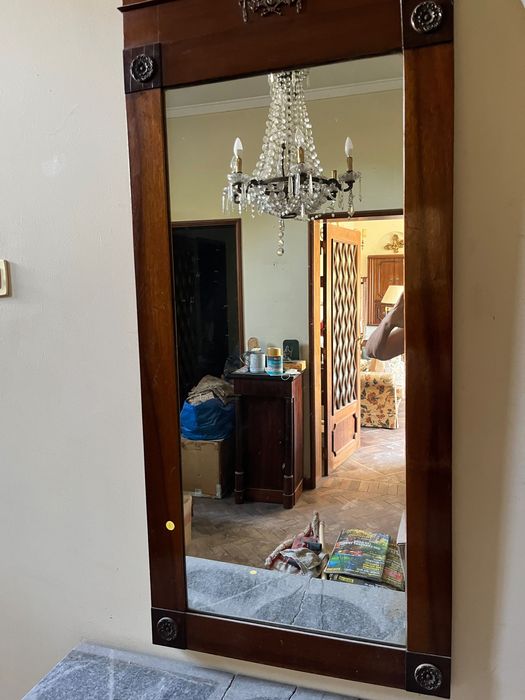 Aparador antigo com espelho alto, estilo Império.