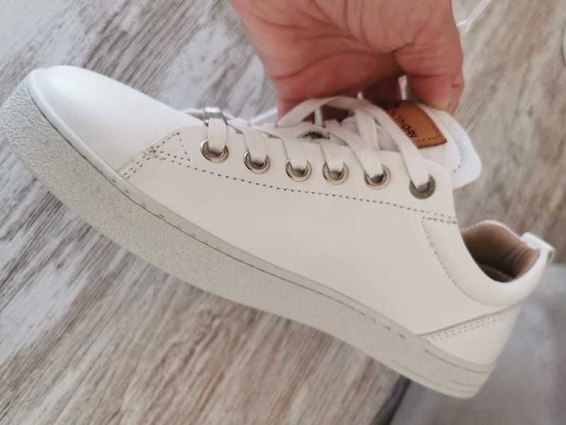 Ténis brancos em pele, novos com etiqueta, tamanho 36