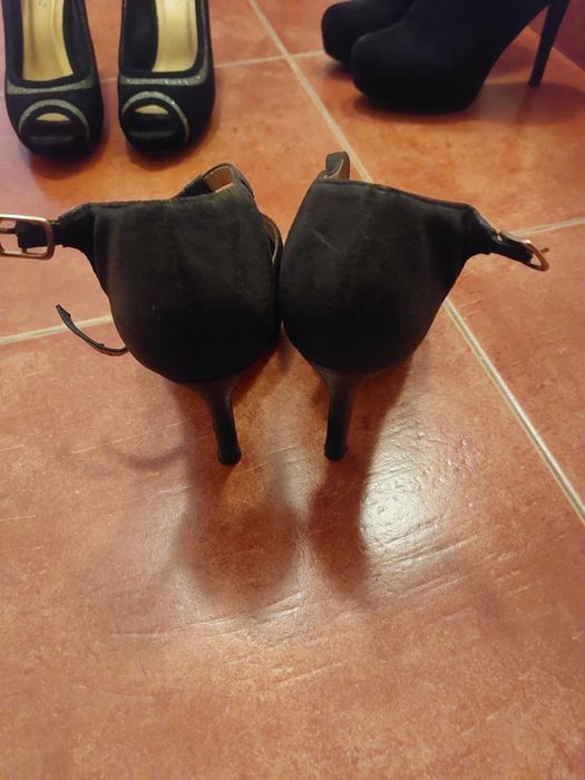 Sapatos e botas novos