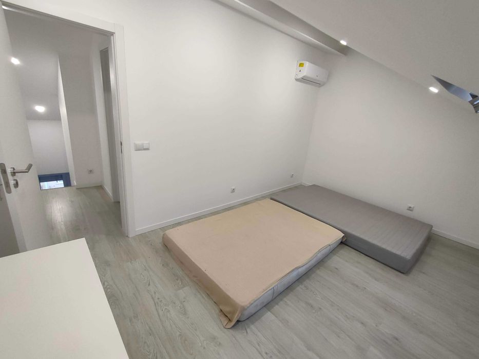 T2 remodelado com aproveitamento de sótão no centro de Almada