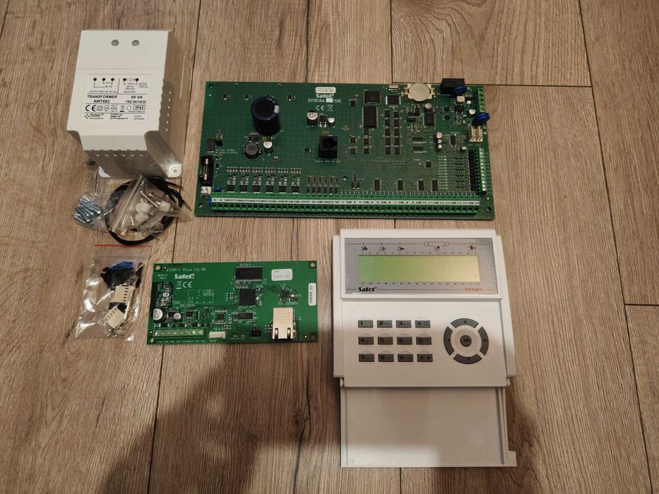 Satel Integra 128 + INT-KLCD-GR + ETHM-1 Plus + Trafo 60VA