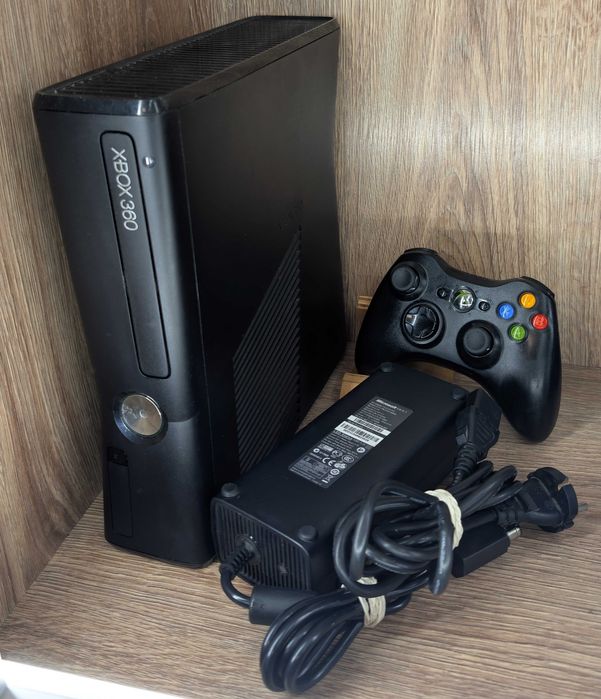 Konsola Xbox 360 Slim 4GB Model 1439 Czarny Pad Bezprzewodowy Microsoft Model 1403 Czarny Zasilacz