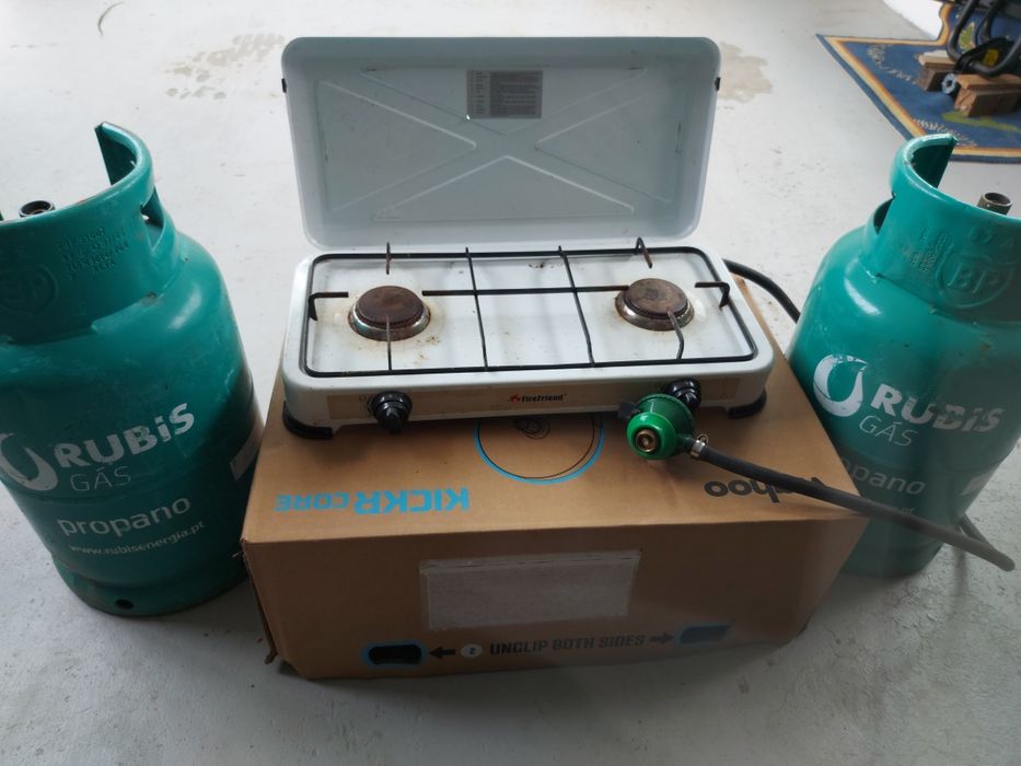 1 fogão portátil com 2 bocas e  redutor 2 garrafas de gaz propano vazi