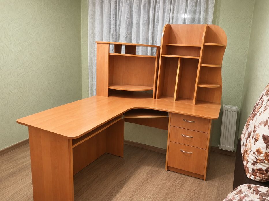 Стіл комп'ютерний