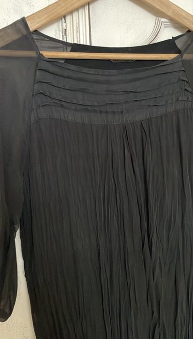 Vestido preto seda e viscose, com mangas transparentes. Tem forro de algodão.. Tam L