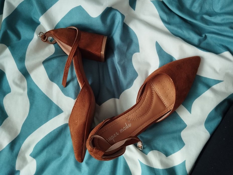 Buty na klocku na słupku niskie 37