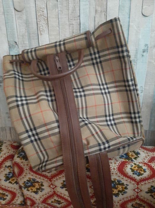 Mochila de lona aos quadrados.