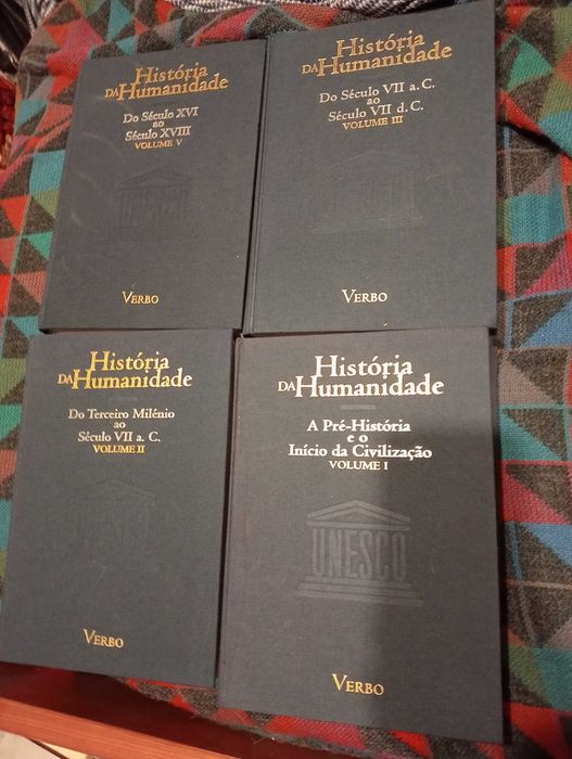 Livros variados em bom estado