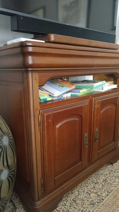 Movel tv combina funcionalidade e estilo clássico.                       Largura 94cm
Profundidade 55cm
Altura 96cm
Prateleira de cima é giratória