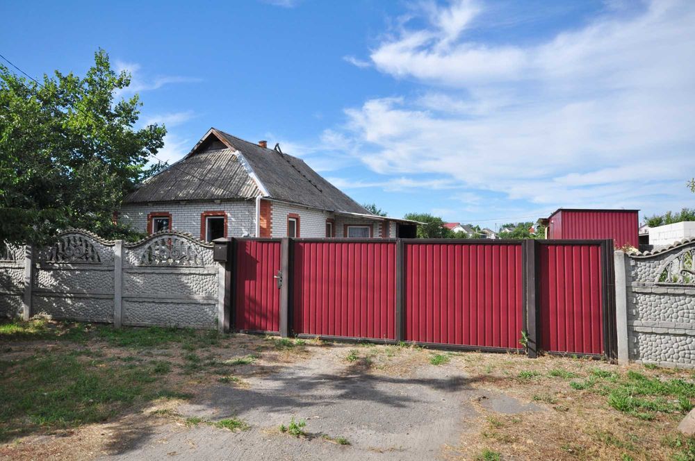 Цегляний будинок в центрі с. Матюші