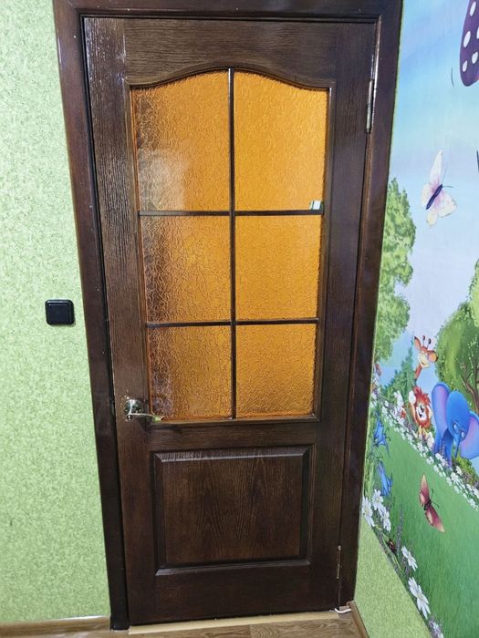Двері  в кімнвту
