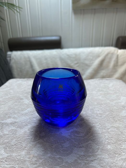 Magnor Norway Handmade – kobaltowy świecznik / wazonik, szkło artystyczne 950