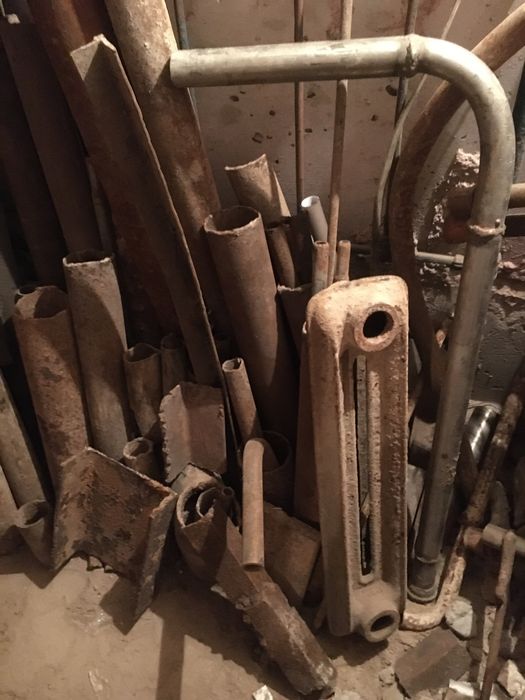 Куски труб пластины чугунных разной длины и диаметра