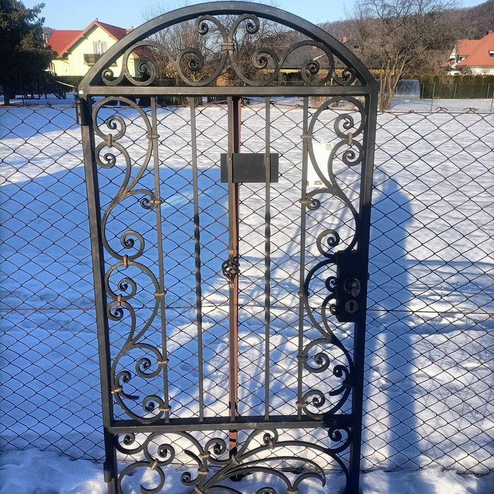 Brama przesuwna z furtką