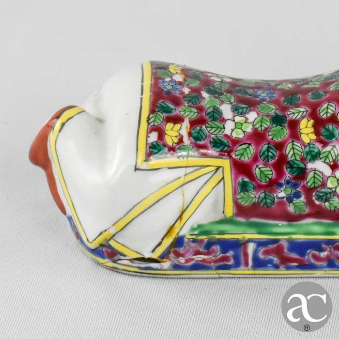 Almofada em porcelana da China, Figura de criança, período República