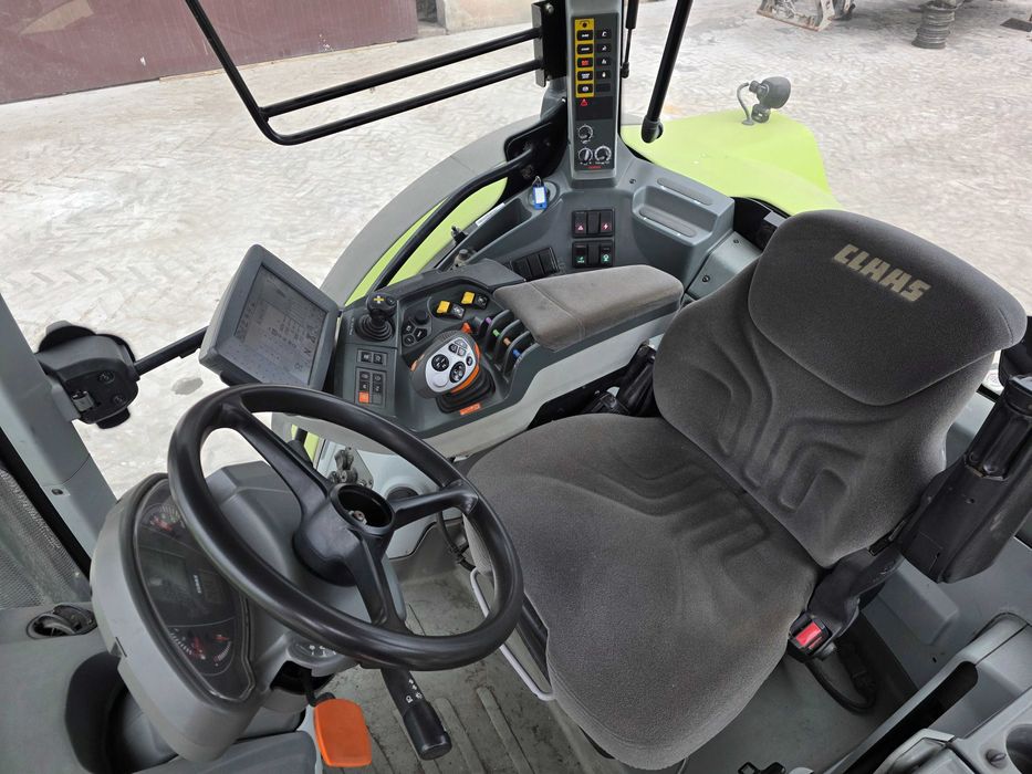 Claas Arion 620 z ładowaczem czołowym Ares Axion