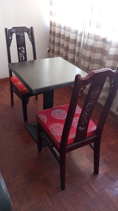 Conjunto de mesa e cadeiras