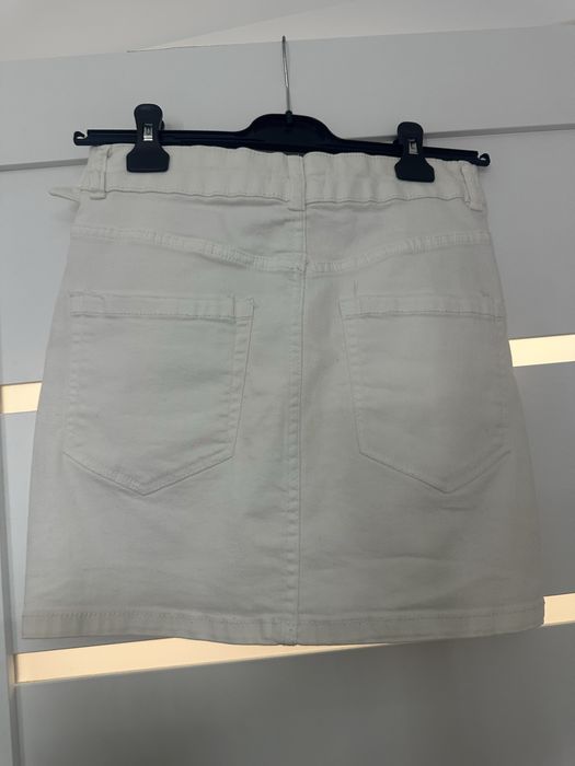 Динсова біла юбка від бренду Bershka, у розмірі S/36