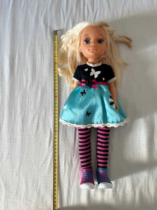 Boneca Nancy loira com vestido de borboletas e collants às riscas