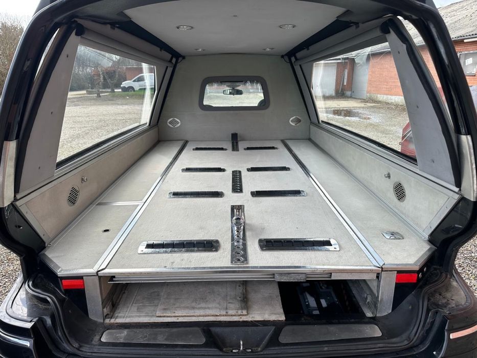 Катафалк  Mersedes-BenzW211 E270