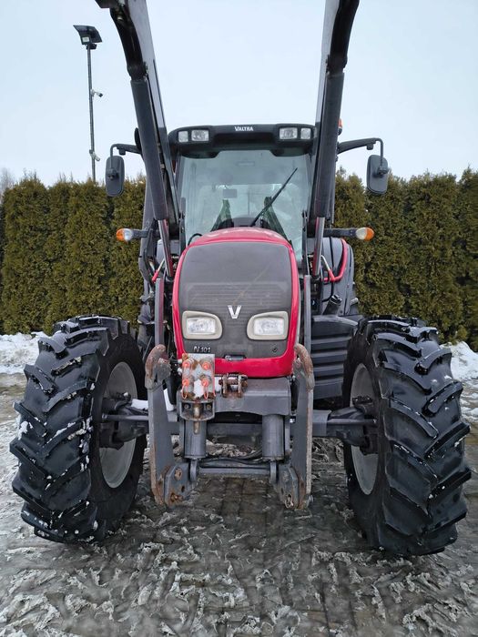 Valtra N101 z tuzem i ladowaczem