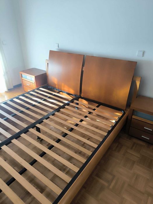 cama king size com mesinhas de cabeceiras e camiseiro