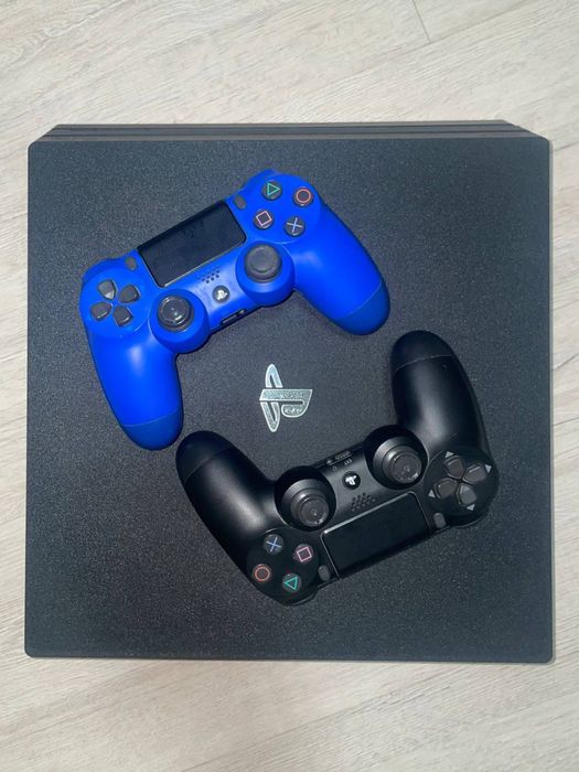Продам PlayStation 4 Pro (1tb) комплект