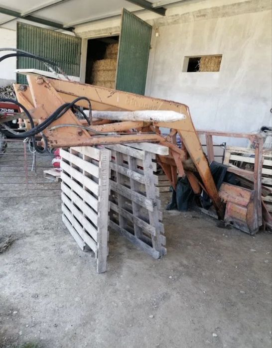 Carregador frontal Galucho com amarras, forquilha e balde