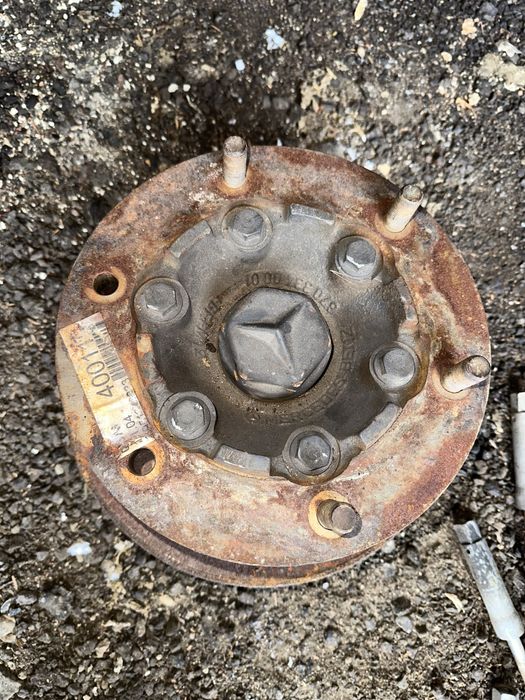 Передня ступіца Mercedes Vario