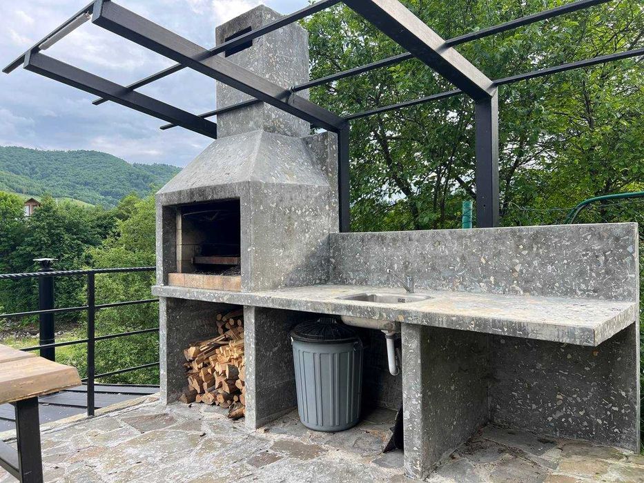 Котедж в Яремчі біля річки, на висоті)