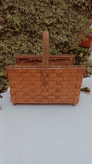 Estojo de lareira de inox com cesta de madeira.