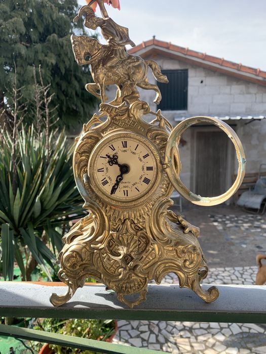 Relogio dourado para decoração