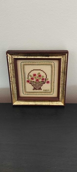 Quadro pequeno com moldura e vidro bordado à mão